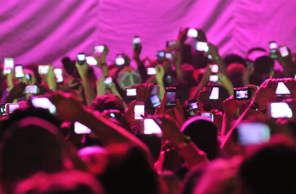 Dancing with the devil: Mobile phones at live events