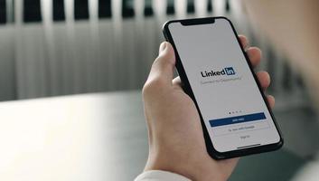 Mastering LinkedIn: Your Ultimate Guide to Networking with Professionals in Your Target Industry